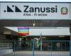 L’école Zanussi a volé les drapeaux de la paix et de l’Union européenne. L’homme de 27 ans encadré par les caméras a été condamné