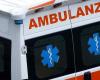 Transport en ambulance cauchemardesque : un garçon donne un coup de pied à deux infirmières et se casse le poignet